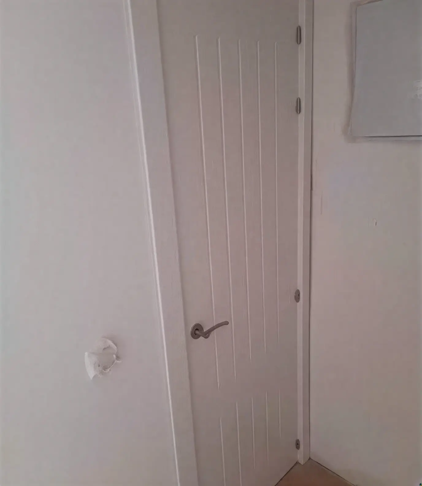 Puerta con ranuras lacada en blanco por Pintores Cartagena