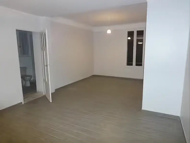 Habitación amplia pintada en blanco por Pintores Cartagena