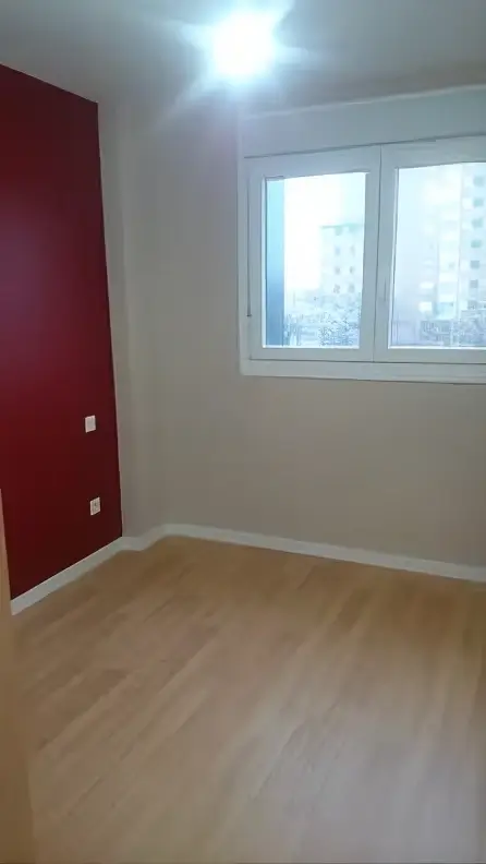 Pared blanca y roja de habitación pintada por Pintores Cartagena