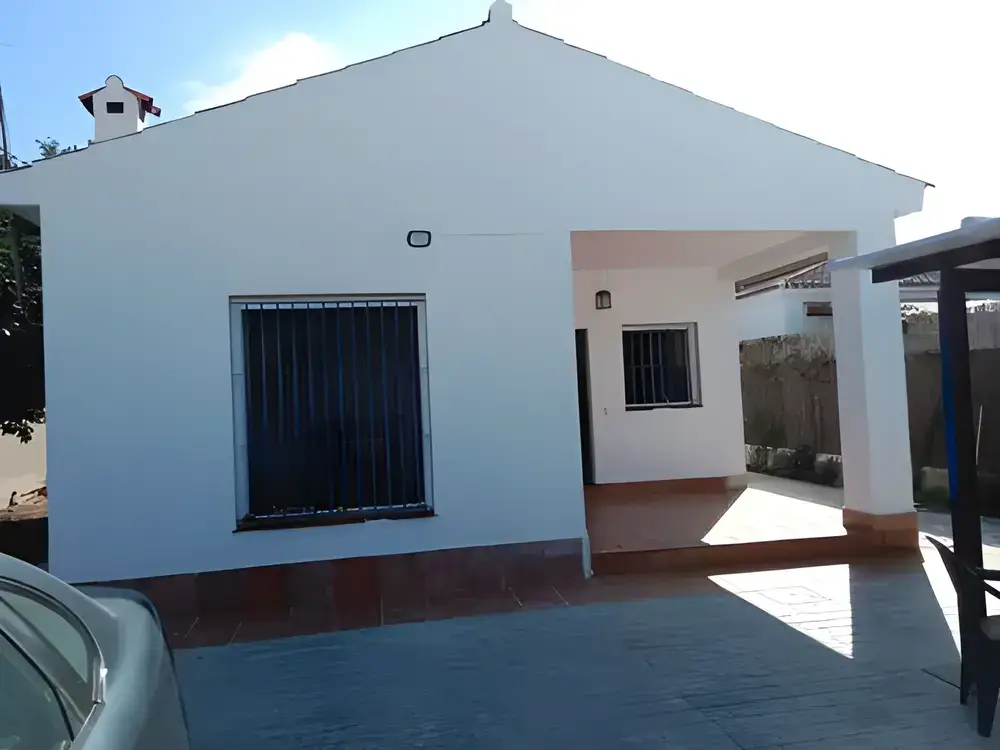 Pintores Cartagena pintan fachada de casa unifamiliar en color blanco