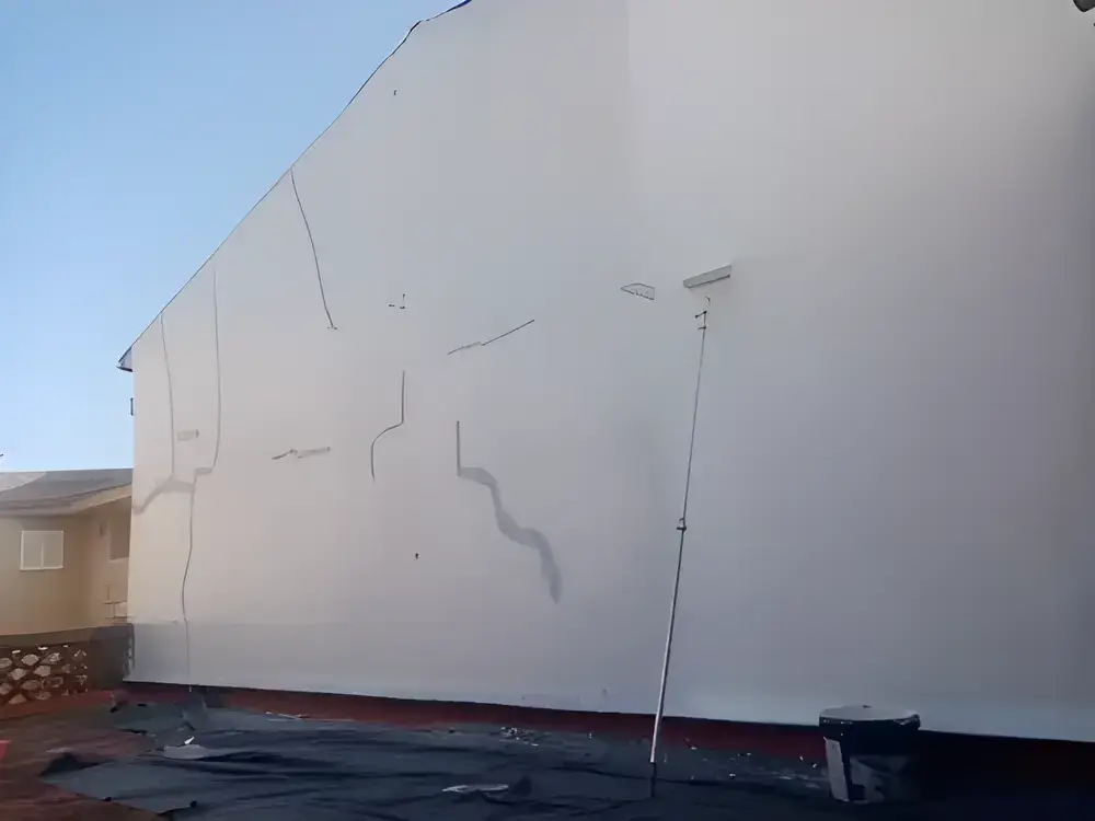 Pintores Cartagena pintan fachada de chalet blanco con acabado profesional