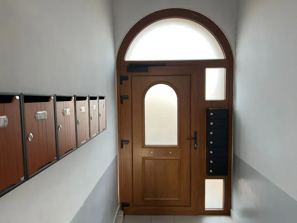 Portal de comunidad pintado por Pintores Cartagena