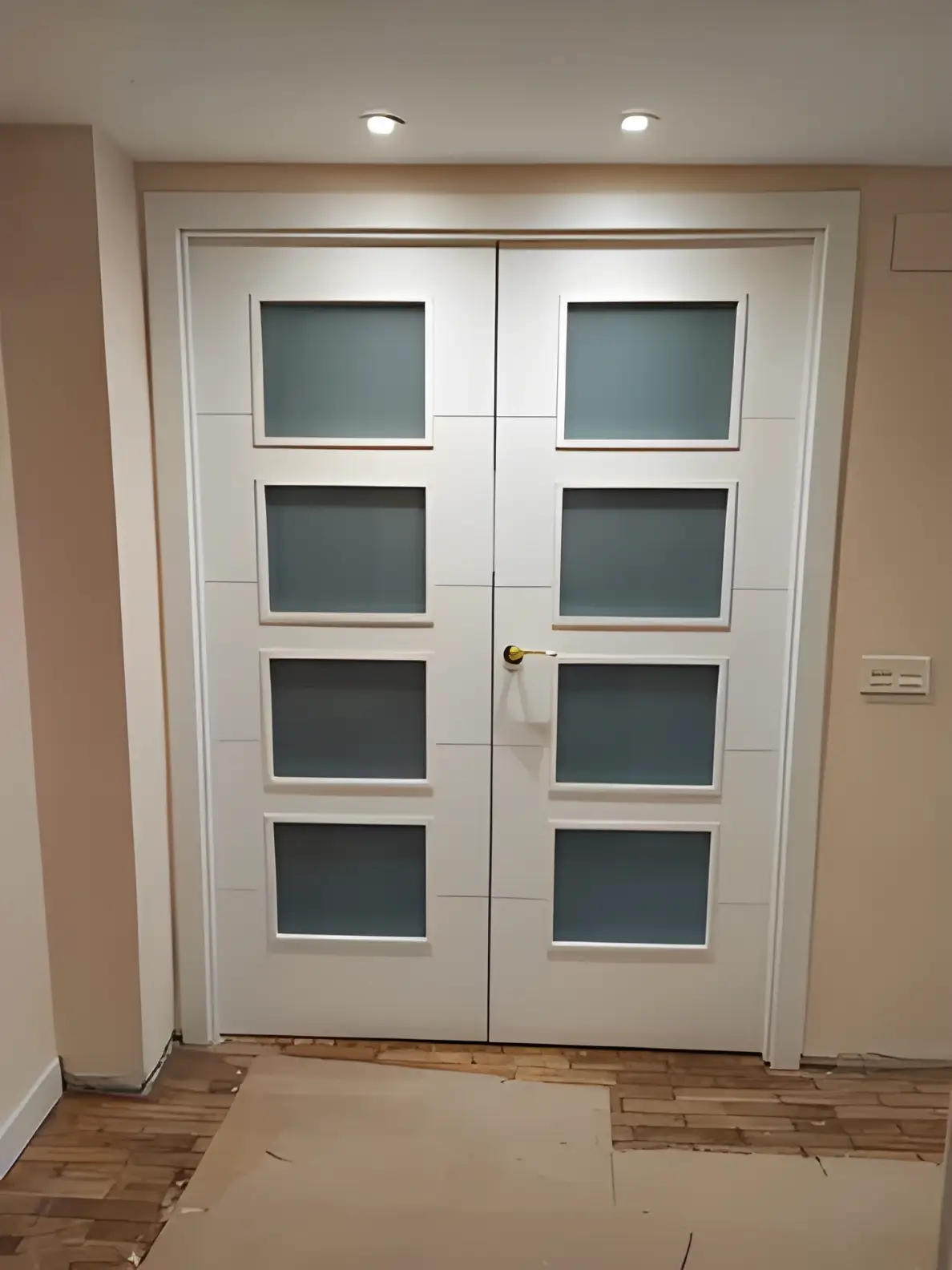 Puerta grande con cristales lacada por Pintores Cartagena